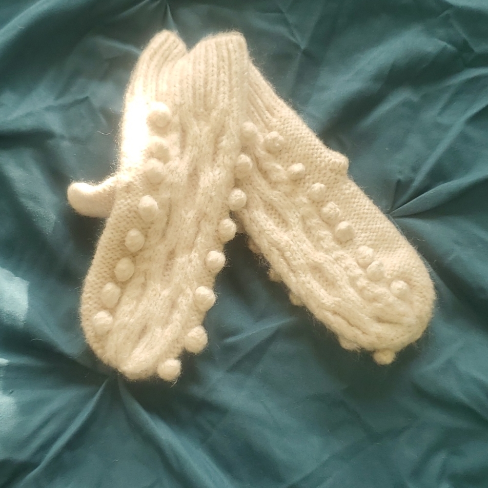 Cream Mittens